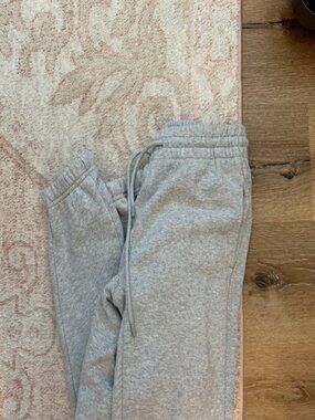 Aritzia boyfriend fit sweatfleeze cozy fleeze sweats light grey size xs